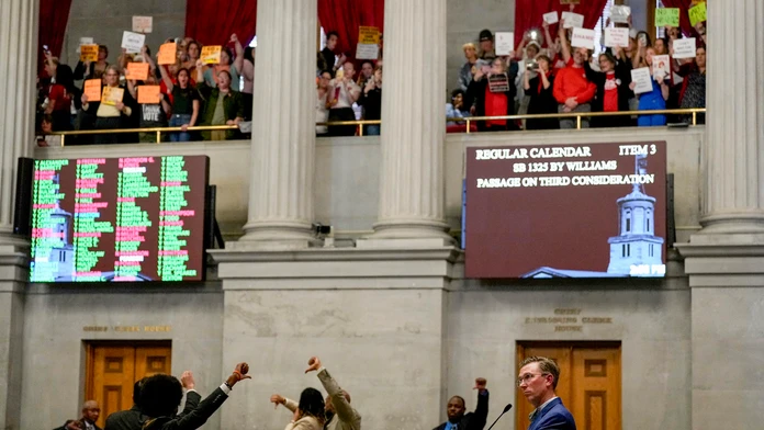 Zákonodarcovia v americkom štáte Tennessee schválili návrh zákona, ktorý umožňuje učiteľom nosiť zbrane.
