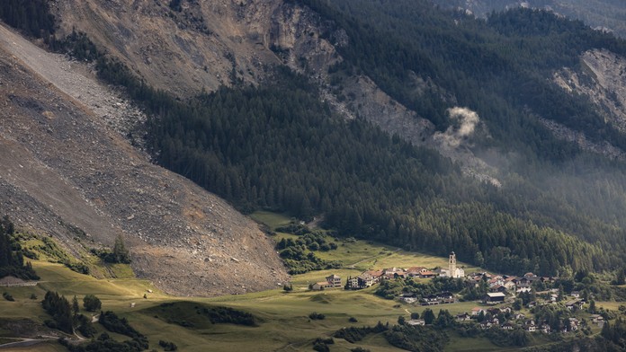 Zosunutá masa skál sa zastavila tesne pred evakuovanou obcou Brienz/Brinzauls.