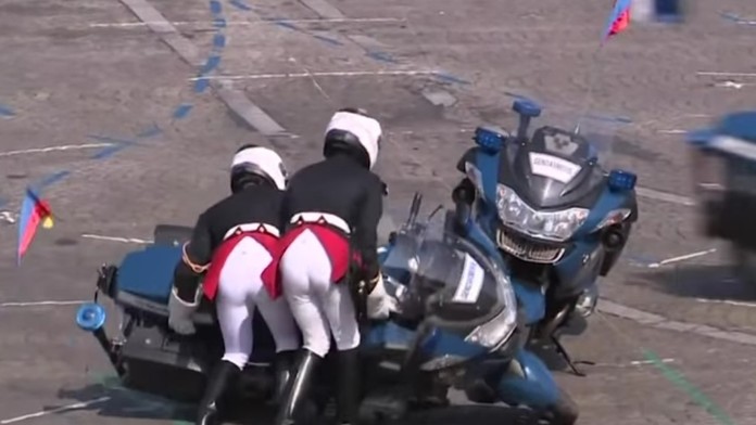 Francúzski policajti si urobili hanbu.