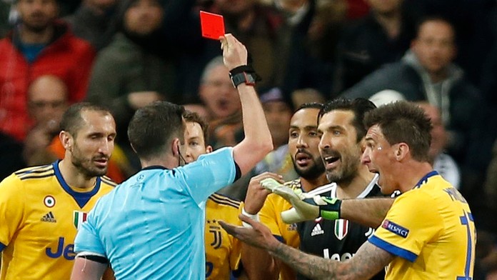 Rozhodca Michael Oliver ukazuje Buffonovi červenú kartu.