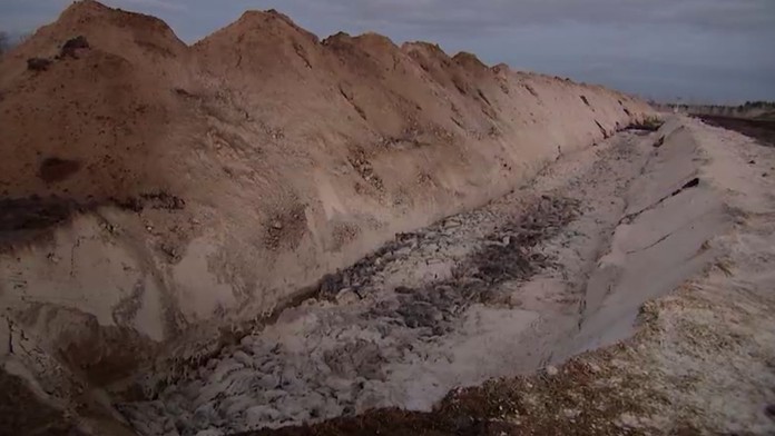 Členovia volebnej komisie prepočítavajú hlasy po zatvorení volebných miestností počas prezidentských volieb USA v meste Duluth.
