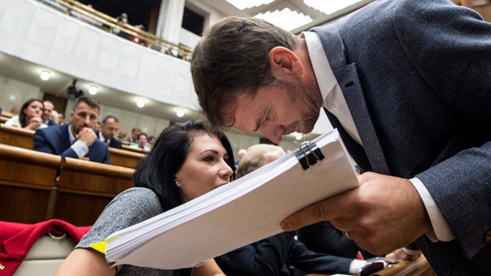 Vladimir Stojkovič z Partizanu Belehrad reaguje v dueli EL proti Manchesteru United.