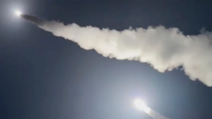 Na snímke z videa zverejnenej kanálom Telegram, ktorý je spojený s ukrajinskou armádou americké rakety ATACMS.