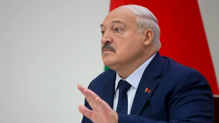 Na snímke bieloruský prezident Alexandr Lukašenko poskytuje rozhovor novinárom po hlasovaní v prezidentských voľbách v krajine.
