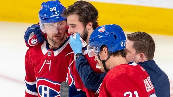 Erling Haaland z Dortmundu reaguje v dueli na pôde Leverkusenu.