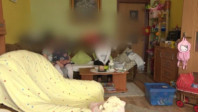 Mama s deťmi, ktorú vraj muž vyhnal z bytu.