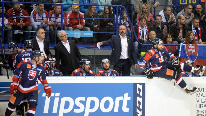 Na snímke striedačka Slovenska, uprostred tréner Zdeno Cíger.