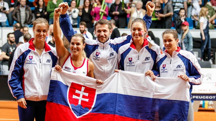 Kapitán Matej Lipták sa teší s tenistkami po víťazstve nad Kanadou v baráži o účasť v II. svetovej skupine Pohára federácie v Br