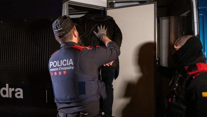 VIDEO: Číňan v Barcelone spacifikoval zlodeja nekompromisným chmatom. Príchod polície bol preňho vykúpením