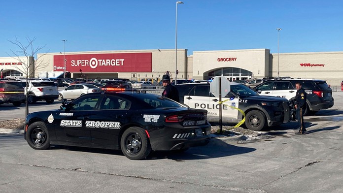 Polícia v obchode smrteľne postrelila muža ozbrojeného puškou.