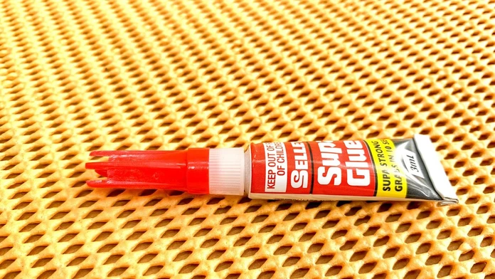 Bizarný lekársky prípad: Muž riešil inkontinenciu sekundovým lepidlom, zo začiatku to vraj pomáhalo