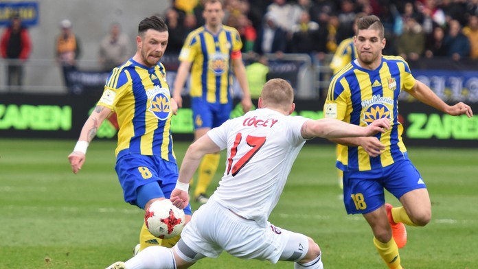 Na snímke vľavo hráč Dunajskej Stredy Erik Pačinda, hráč Trnavy Peter Čögley a hráč Dunajskej Stredy Kristopher Vida