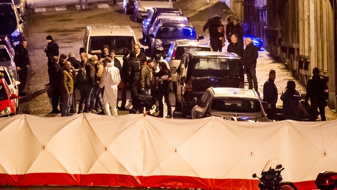 Policajti vyšetrujú strelbu na ulici počas protiteroristickej operácie v meste Verviers na východe Belgicka.