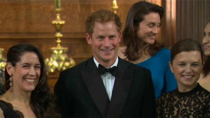 Princ Harry v zajatí žien