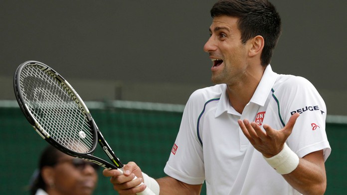 Novak Djokovič gestikuluje v zápase o postup do štvrťfinále s Kevinom Andersonom.