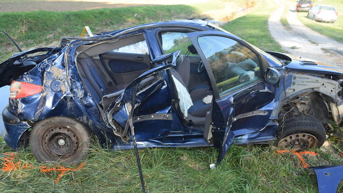 Zničená auto po rýchlej jazde a po tom, ako narazilo do chodkyne pri obci Vrbovce.