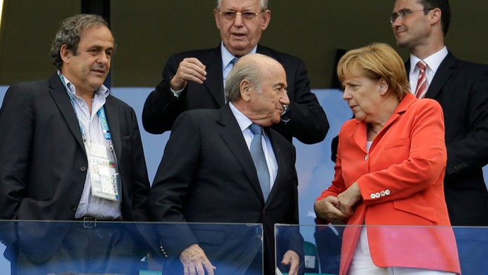 Prezident UEFA Michel Platini, prezident FIFA Sepp Blatter a nemecká kancelárka Angela Merkelová na archívnej snímke.