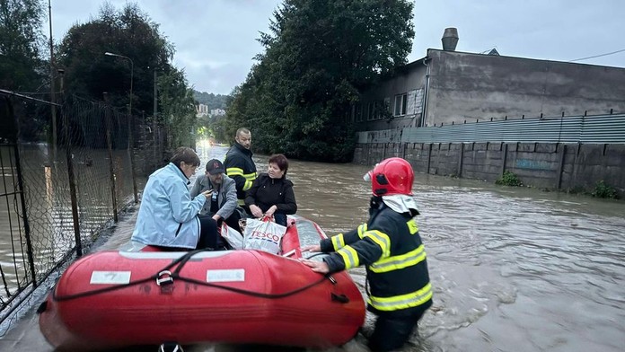 Hasiči pomáhajú s evakuáciou obyvateľov.