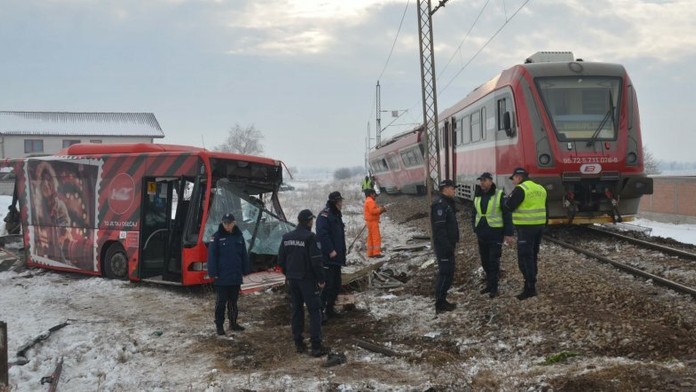 Nehoda vlaku a autobusu s deťmi v Srbsku