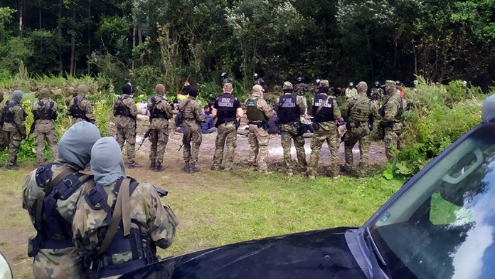Migranti po prekročení hranice z Bieloruska do Poľska v dedine Usnarz Gorny.