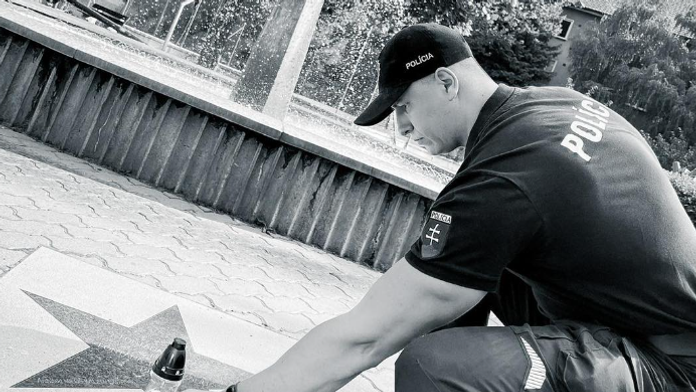 Bratislavský policajt pálil sviečku pri Fontáne pre Zuzanu na počesť zosnulého Vaša Patejdla.