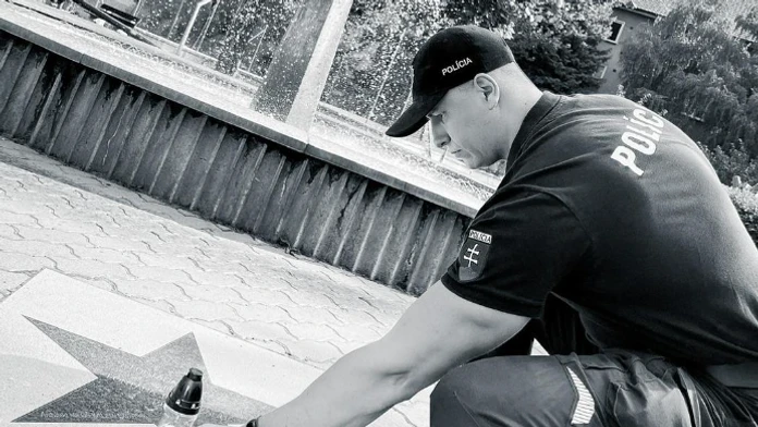 Bratislavský policajt pálil sviečku pri Fontáne pre Zuzanu na počesť zosnulého Vaša Patejdla.