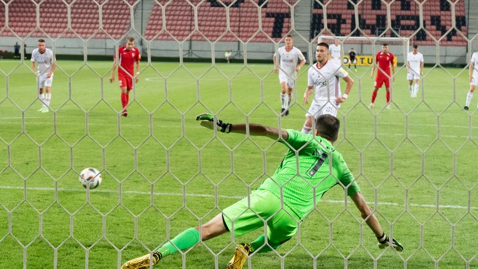 V pozadí Adam Brenkus (Ružomberok) strieľa druhý gól penalty v zápase 2. kola Fortuna ligy proti Seredi.