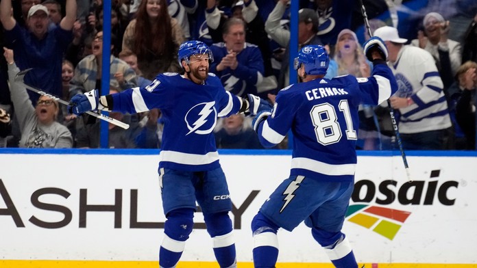 Slovenský hokejista v drese Tampy Bay Lightning Erik Černák.