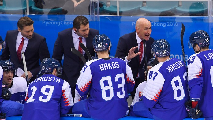 Nemeckí sankári Tobias Arlt a Tobias Wendl sa radujú zo zisku zlatej medaily v súťaži dvojíc.