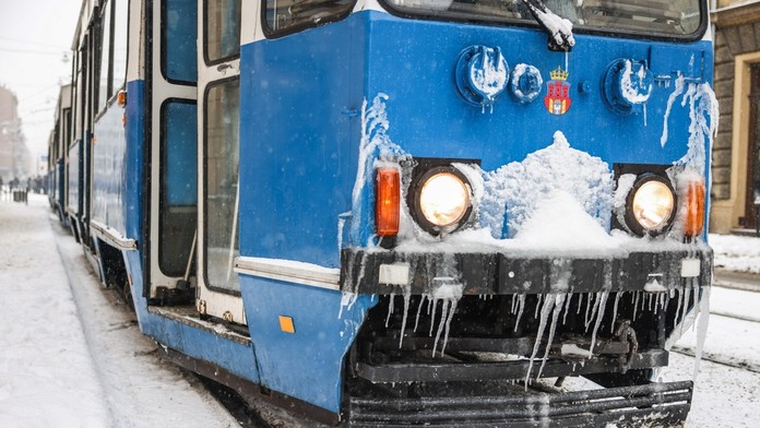 Chlapcovi pri vystupovaní priškripli nohu dvere električky. Stroj ho ťahal za sebou stovky metrov