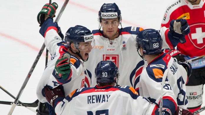 Martin Réway sa so spoluhráčmi teši z gólu proti Švajčiarsku.