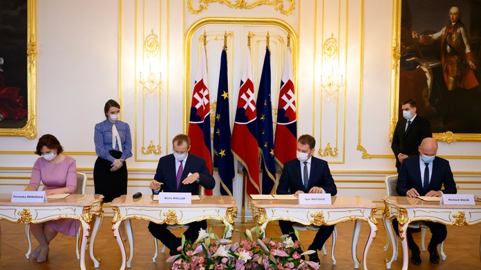 Lídri pri podpise koaličnej zmluvy.