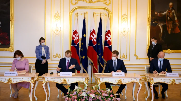 Lídri pri podpise koaličnej zmluvy.