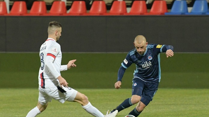 Na snímke zľava Anton Sloboda (Zlaté Moravce) a Vladimír Weiss (Slovan Bratislava).