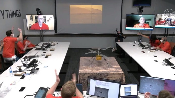 Tím vedcov NASA pozoruje prvý let vrtuľnika Ingenuity.