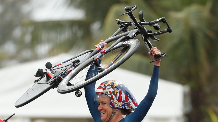 Americká cyklistka Kristin Armstrongová oslavuje víťazstvo v časovke jednotlivkýň na OH v brazílskom Riu de Janeiro.