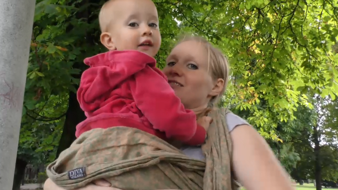 Táto mamička radšej používa šatku ako kočík.