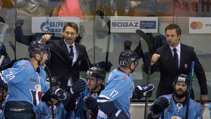 Striedačka Slovana v dueli s Novosibirskom , vľavo kouč Vladimír Országh a vpravo asistent Róbert Petrovický.