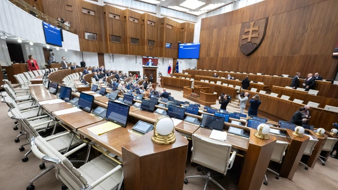 Na snímke prázdne stoličky počas schôdze NR SR.