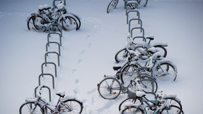 Zasnežené bicykle v berlínskom parku.