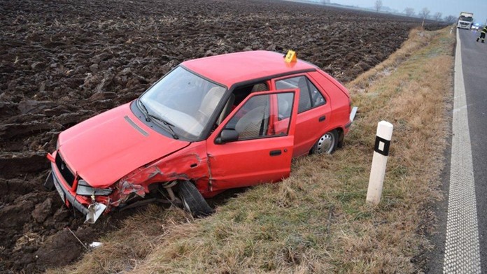 Zničená Škoda Felícia pri nehode medzi obcami Tekovské Lužany a Šárovce.