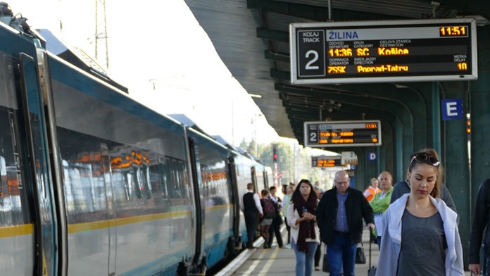 Na archívnej snímke zmodernizová jednotka SC 241 Pendolino Košičan na železničnej stanici v Žiline.