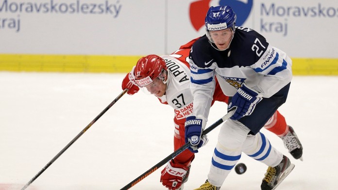 Fín Petri Kontiola v súboji s Dánom Andersom Poulsenom.