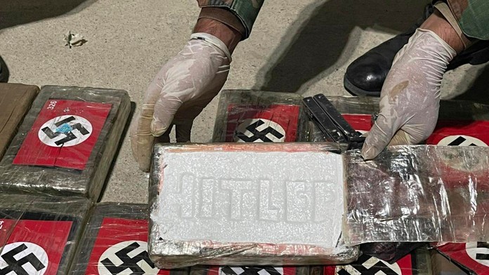 Drogy balené v obaloch s vlajkou nacistického Nemecka a menom Hitler