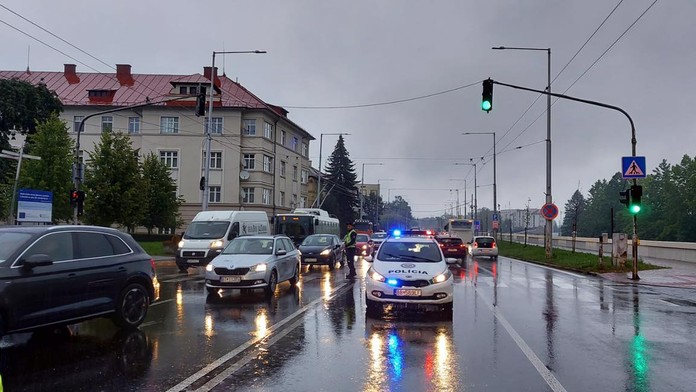 Tragická ranná nehoda. V Banskej Bystrici zrazilo auto na priechode chodca