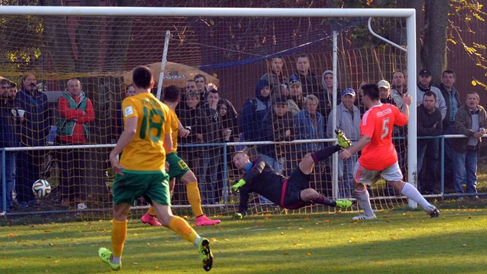 Druhý vľavo hráč MŠK Žilina Filip Hlohovský strieľa prvý gól brankárovi TJ FK Vyšné Opátske Igorovi Hajovskému.