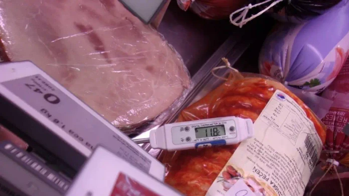 FOTO: Špina, námraza aj pokazené potraviny. Kontroly odhalili zarážajúce podmienky v obchodoch