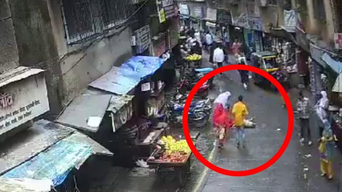 VIDEO: Hororová nehoda na rušnej ulici. Dieťa (4) zomrelo po zrážke so psom, ktorý vypadol z piateho poschodia