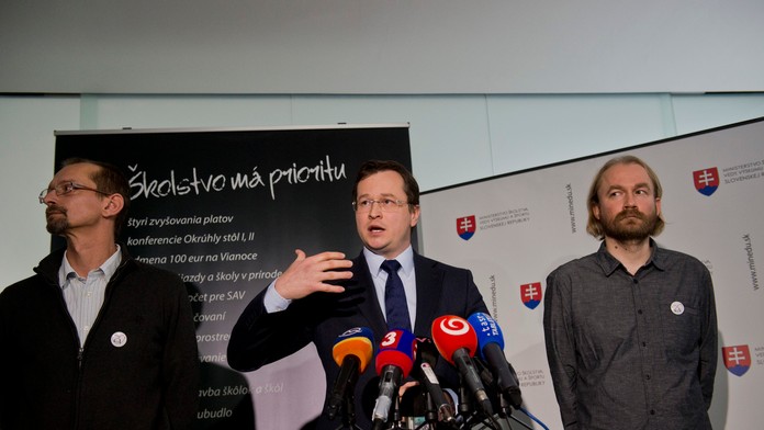 Vladimír Crmoman (vpravo) z Iniciatívy slovenských učiteľov (ISU), minister školstva Juraj Draxler (v strede) a Branislav Kočan 