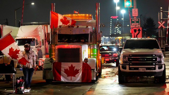 Kamionisti a priaznivci  blokujú most Ambassador.